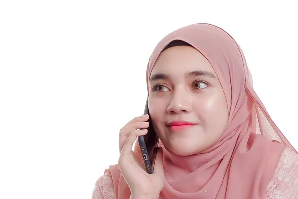 Retrato Feliz Sonriente Mujer Musulmana Asiática Trabajando Con Portátil Teléfono — Foto de Stock