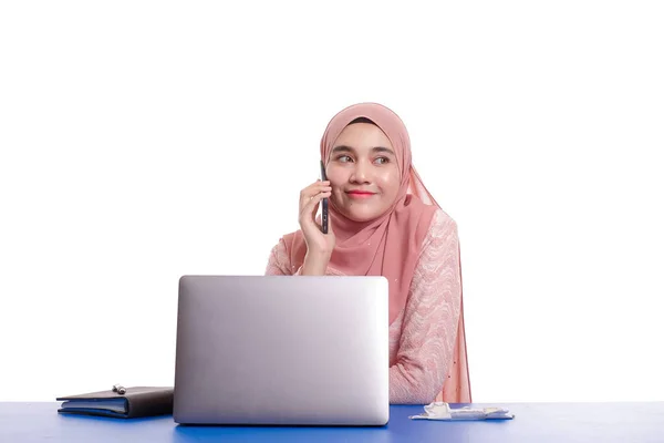 Portræt Glad Smilende Asiatisk Muslimsk Kvinde Der Arbejder Med Laptop - Stock-foto