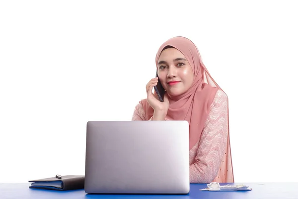 与白色背景的笔记本电脑和智能手机一起工作的快乐微笑的亚洲穆斯林女性的画像 现代生活方式概念 — 图库照片