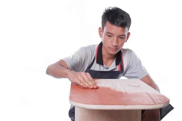 Tukang Kayu Muda Dalam Pakaian Kerja Menerapkan Noda Maple Server — Stok Foto