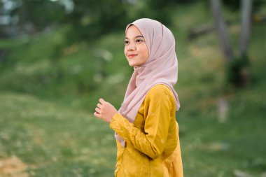 Tarz sahibi Müslüman kadın tesettür moda tasviri.