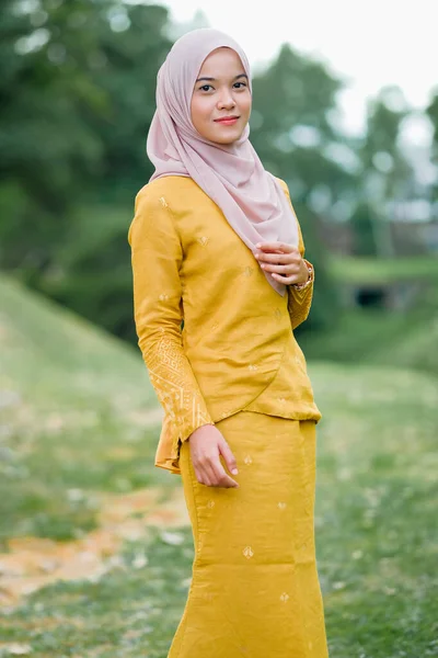 Estilo Musulmán Femenino Hijab Moda Estilo Vida Retrato Concepto —  Fotos de Stock