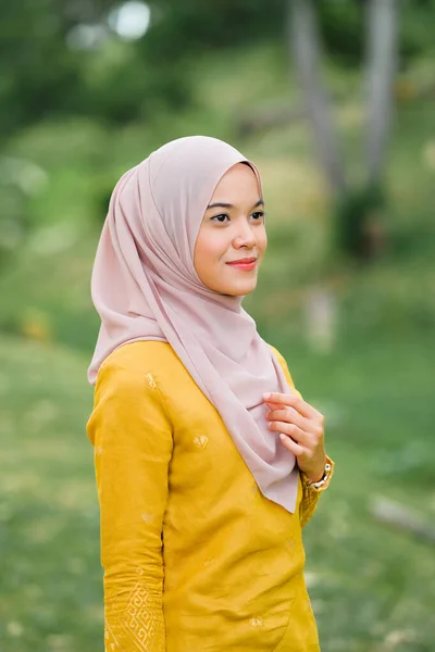 Elegante Muçulmano Feminino Hijab Moda Estilo Vida Retrato Conceito — Fotografia de Stock