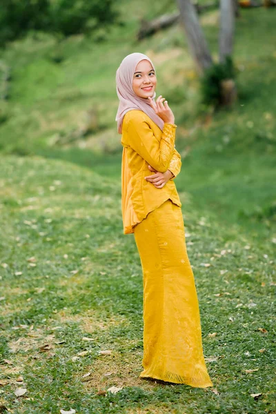 Stijlvolle Moslim Vrouwelijke Hijab Mode Levensstijl Portretteren Concept — Stockfoto