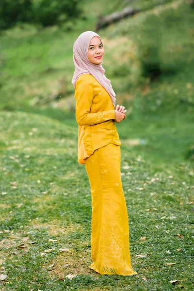 时髦的穆斯林女性头巾时尚生活方式肖像画概念 — 图库照片