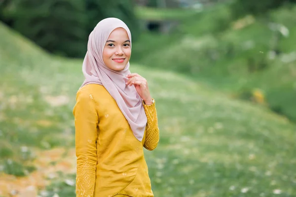 Stijlvolle Moslim Vrouwelijke Hijab Mode Levensstijl Portretteren Concept — Stockfoto