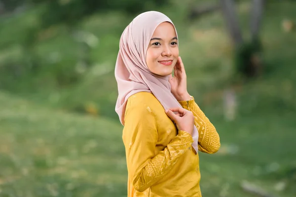 Stijlvolle Moslim Vrouwelijke Hijab Mode Levensstijl Portretteren Concept — Stockfoto