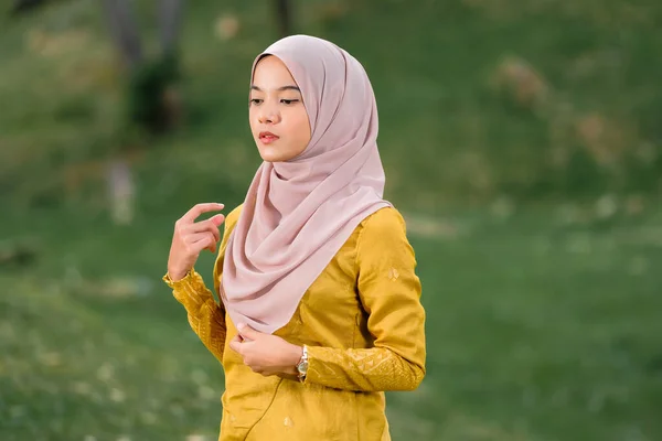 Elegante Hijab Femminile Musulmano Moda Stile Vita Concetto Ritrattistica — Foto Stock