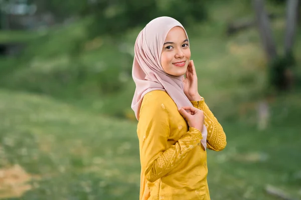 Stijlvolle Moslim Vrouwelijke Hijab Mode Levensstijl Portretteren Concept — Stockfoto