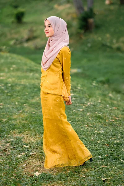 Stijlvolle Moslim Vrouwelijke Hijab Mode Levensstijl Portretteren Concept — Stockfoto