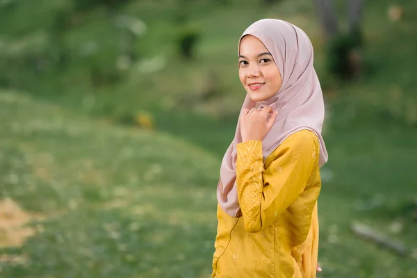 Stilvolles Muslimisches Hijab Mode Lifestyle Porträtkonzept — Stockfoto