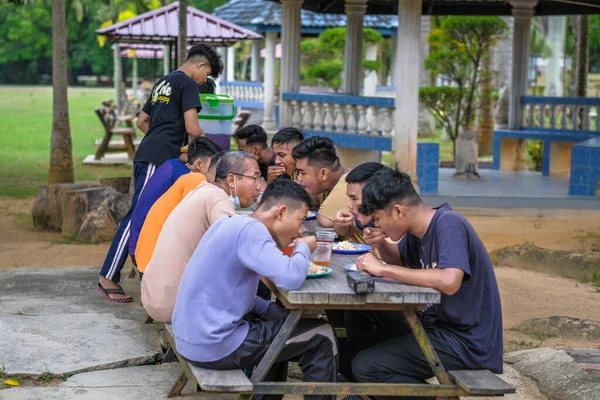 말레이시아의 2020 학생들과 교사들이 밑에서 점심을 — 스톡 사진