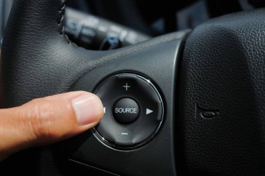 Direksiyondaki ses kontrolü için kaynak düğmesi