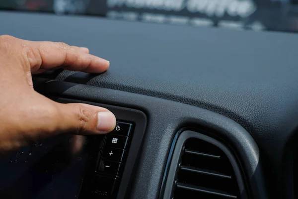 Hand Tryck Strömknappen För Att Slå Bilens Stereosystem — Stockfoto