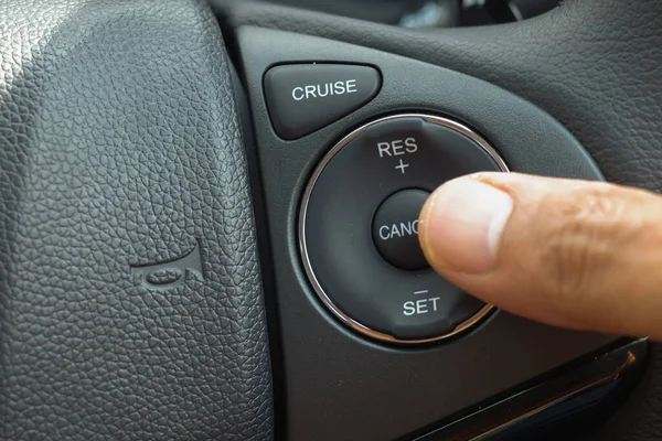 现代汽车上的巡航控制按钮和速度限制 — 图库照片