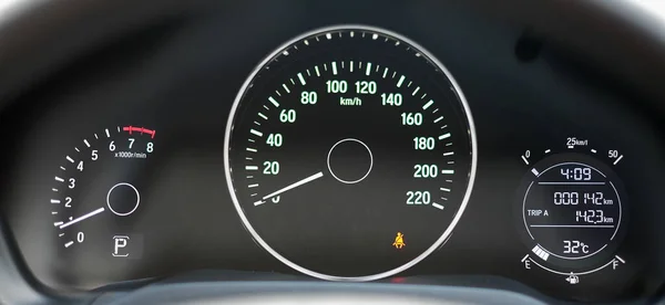 Kilometre arabasının yakın konsolu. Hız göstergesi