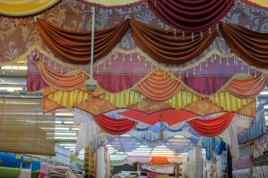 Dükkanda renkli perde örnekleri gösterildi