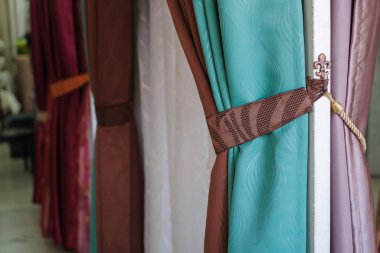 Dükkanda renkli perde örnekleri gösterildi
