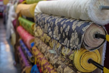 Dükkanda perde için renkli kumaş sergiliyor