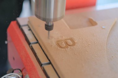 CNC makinesi çalışıyor. Sayısal kontrol ile yakın çekim makine ahşabı keser. CNC aracı. Hareket bulanıklığı efektleri. Alet. Hareket bulanıklığı efektleri.
