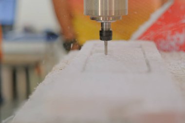CNC makinesi çalışıyor. Sayısal kontrol ile yakın çekim makine ahşabı keser. CNC aracı. Hareket bulanıklığı efektleri. Alet. Hareket bulanıklığı efektleri.