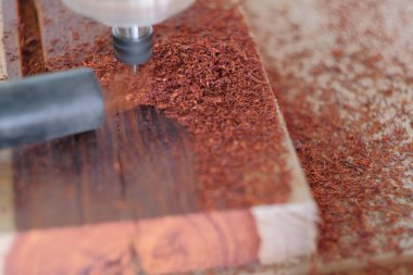 CNC makinesi çalışıyor. Sayısal kontrol ile yakın çekim makine ahşabı keser. CNC aracı. Hareket bulanıklığı efektleri. Alet. Hareket bulanıklığı efektleri.