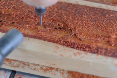 CNC makinesi çalışıyor. Sayısal kontrol ile yakın çekim makine ahşabı keser. CNC aracı. Hareket bulanıklığı efektleri. Alet. Hareket bulanıklığı efektleri.