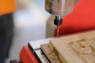 CNC makinesi çalışıyor. Sayısal kontrol ile yakın çekim makine ahşabı keser. CNC aracı. Hareket bulanıklığı efektleri. Alet. Hareket bulanıklığı efektleri.