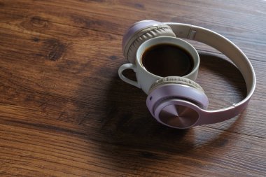 Kulaklıklar ve bir fincan kahve.