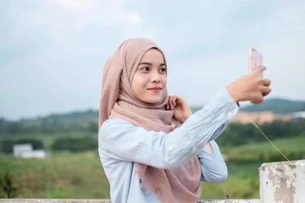 Giovane Donna Allegra Attraente Hijab Prendere Selfie Modello Malese Trova — Foto Stock