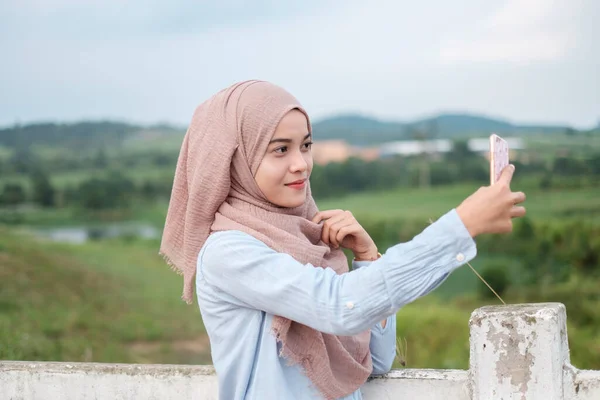 Vrolijke Aantrekkelijke Jonge Vrouw Hijab Nemen Selfie Maleis Model Staat — Stockfoto