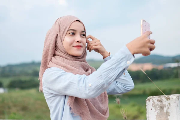 Jovem Alegre Atraente Hijab Tomando Selfie Modelo Malaio Fica Perto — Fotografia de Stock