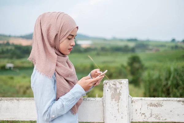 Veterinaria Musulmana Che Guarda Uno Smartphone Vicino Alla Recinzione Bianca — Foto Stock