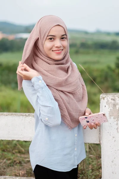 Close Portrait Happy Young Pretty Asian Woman Hijab Green Farm — Stok Foto
