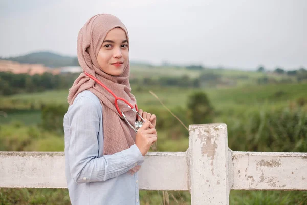 Bela Jovem Veterinária Vestindo Hijab Com Estetoscópio Fica Perto Cerca — Fotografia de Stock