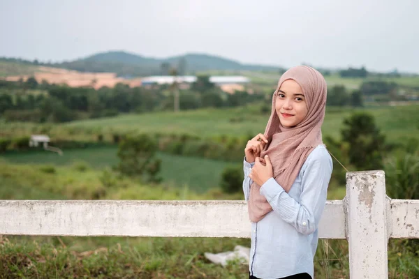 Close Portrait Happy Young Pretty Asian Woman Hijab Green Farm — Stok Foto