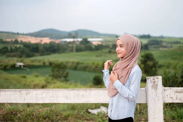 緑の農場の背景を持つヒジャーブ州の幸せな若い可愛いアジア人女性の肖像画を閉じます — ストック写真