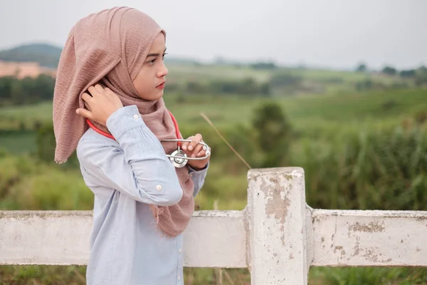 Bela Jovem Veterinária Vestindo Hijab Com Estetoscópio Fica Perto Cerca — Fotografia de Stock