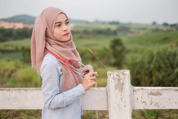 Beautiful Young Female Veterinarian Wearing Hijab Stethoscope Stands White Fence — Stock Photo, Image