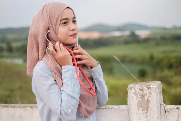 Hermosa Joven Veterinaria Vistiendo Hijab Con Estetoscopio Encuentra Cerca Cerca —  Fotos de Stock