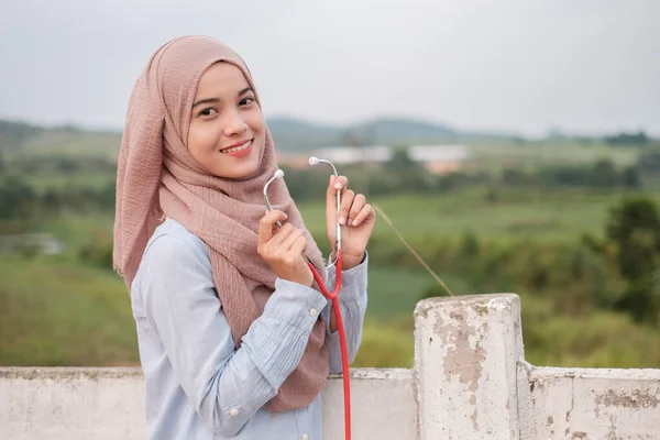Wanita Muda Cantik Dokter Hewan Mengenakan Jilbab Dengan Stetoskop Berdiri — Stok Foto