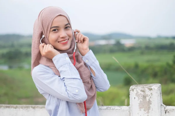 Beautiful Young Female Veterinarian Wearing Hijab Stethoscope Stands White Fence — Stock Photo, Image