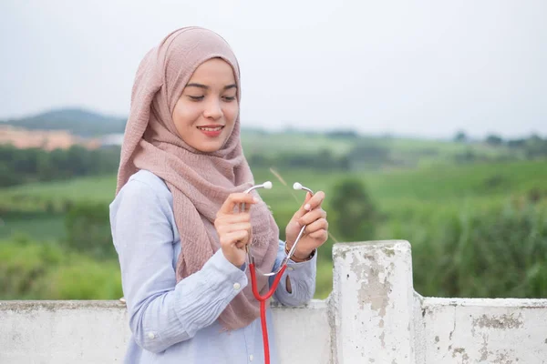 Bela Jovem Veterinária Vestindo Hijab Com Estetoscópio Fica Perto Cerca — Fotografia de Stock