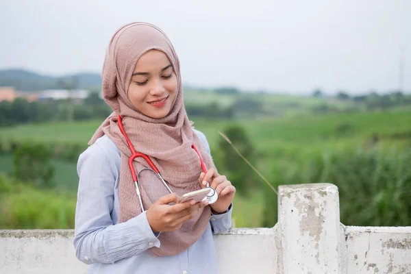 Mooie Jonge Vrouwelijke Dierenarts Draagt Hijab Met Stethoscoop Staat Bij — Stockfoto