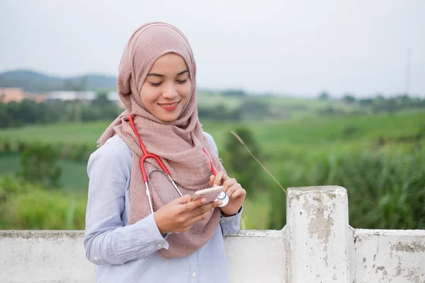 Bellissimo Giovane Veterinario Donna Che Indossa Hijab Con Stetoscopio Trova — Foto Stock