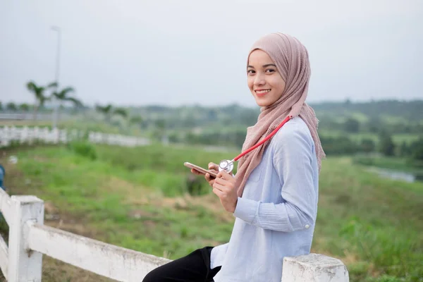 Bela Jovem Veterinária Vestindo Hijab Com Estetoscópio Fica Perto Cerca — Fotografia de Stock