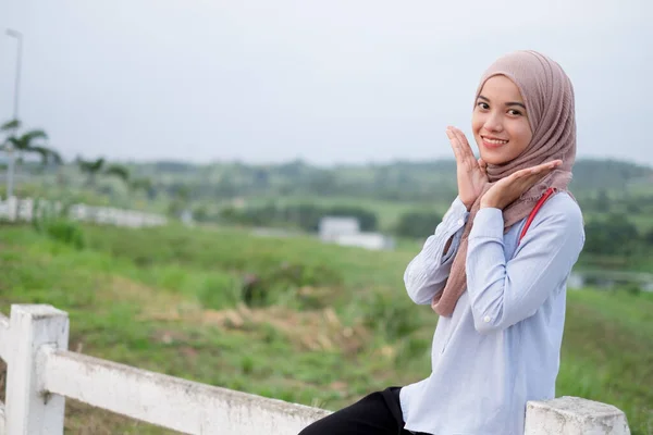 Bela Jovem Veterinária Vestindo Hijab Com Estetoscópio Fica Perto Cerca — Fotografia de Stock