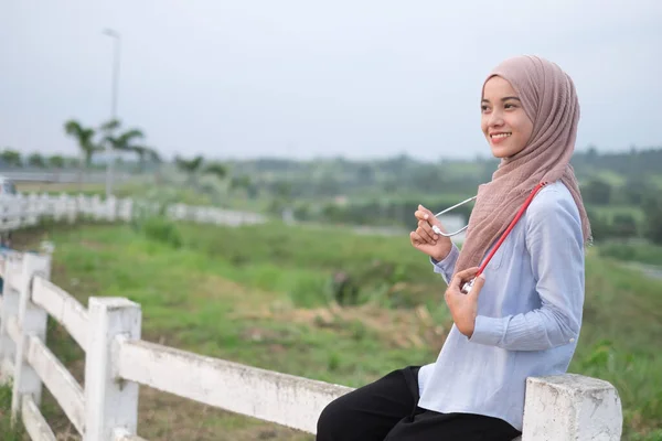 Bela Jovem Veterinária Vestindo Hijab Com Estetoscópio Fica Perto Cerca — Fotografia de Stock