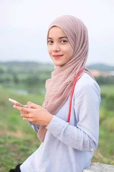 Krásná Mladá Žena Veterinář Nosí Hidžáb Stetoskopem Stojí Blízkosti Bílého — Stock fotografie