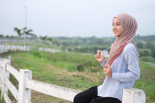 Beautiful Young Female Veterinarian Wearing Hijab Stethoscope Stands White Fence — Stock Photo, Image